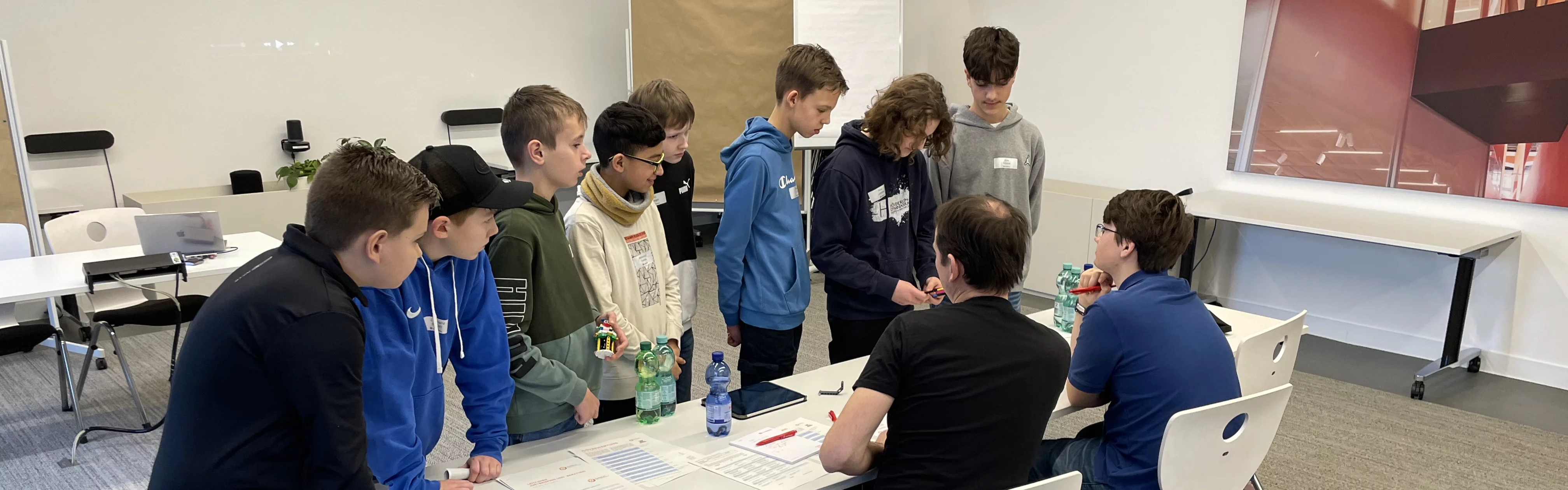 Die Präsentation des Forschungsauftrags und des Roboters vor der Jury